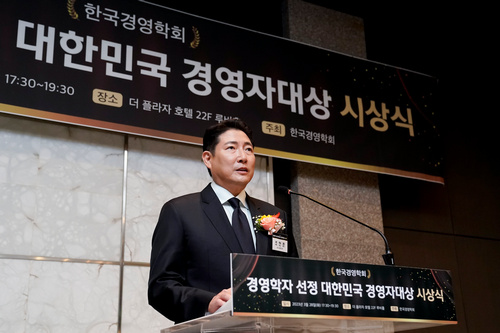 조현준 효성 회장이 2023 대한민국 경영자대상 시상식에서 수상소감을 말하고 있다.