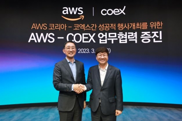 (오른쪽부터) 이동기 코엑스 사장과 함기호 아마존웹서비스코리아 대표가 기념 촬영을 하고 있다.