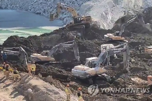 지난해 1월 경기도 양주시의 삼표산업 석재 채취장 내 토사 붕괴 현장에서 관계 당국이 수색 작업을 하고 있는 모습.