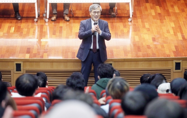 김진용 인천경제청장의 맺음말 모습.