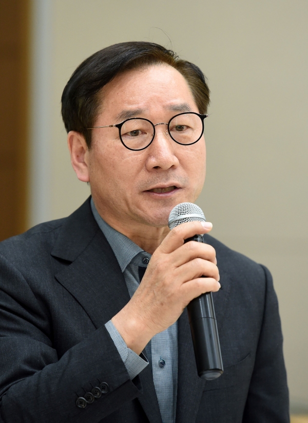 유정복 인천광역시장이 4일 송도4동 행정복지센터에서 열린 '제2회 찾아가는 열린시장실'에서 '송도트램 2030년 개통을 호소합니다!'라는 시민의견에 의견에 대한 답변을 하고 있다.