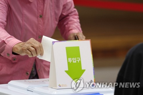 보궐선거 사전투표 첫날인 지난 31일 오전 한 유권자가 사전투표소에서 선거에 참여하고 있다.