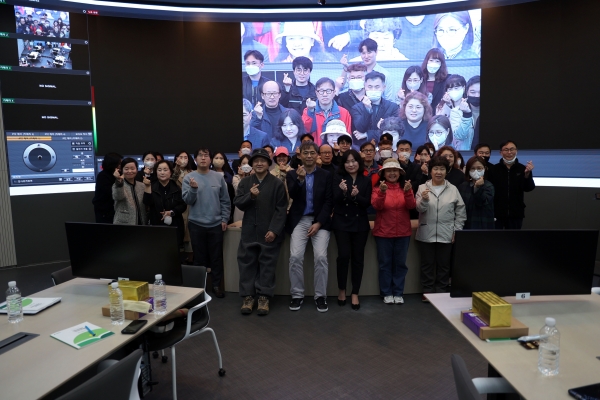 김승현 인하대학교 평생교육원 원장과 청년시민캠퍼스 개강식에 참여한 시민 등이 기념사진을 촬영하고 있다.