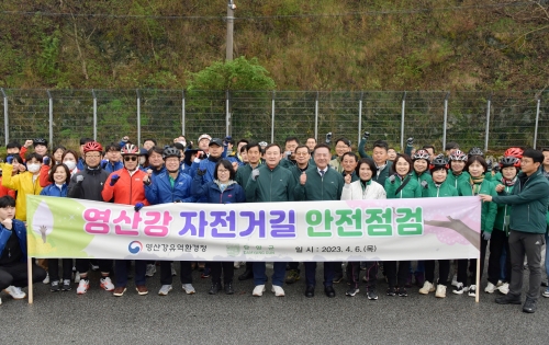 이병노 담양군수은 지난 6일 영산강유역환경청(청장 정선화)과 함께 자전거 이용자에게 안전하고 쾌적한 통행 환경 제공을 위해 영산강 자전거길 합동 안전점검을 실시했다.