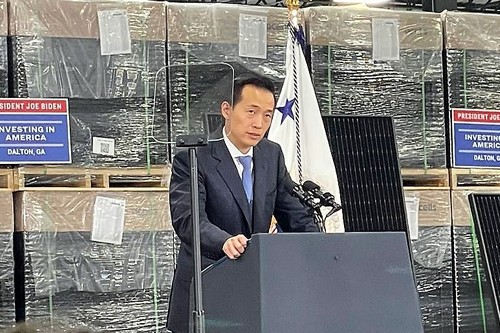 김동관 한화솔루션 부회장이 6일(현지시간) 조지아주 달튼에 위치한 태양광 모듈 공장에서 미국 최대 태양광 가치사슬 프로젝트 '솔라허브'에 대해 설명하고 있다.