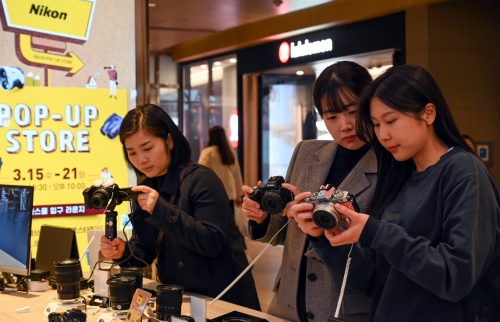 올해 들어 본격화된 일상 회복 기조에 따라 카메라 업계가 고객 수요를 잡기 위한 방안으로 체험 마케팅을 강화하고 있다. 사진은 니콘 팝업스토어를 찾은 고객들이 다양한 종류의 카메라를 살펴보고 있는 모습.