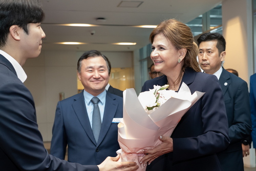 노태문 삼성전자 MX사업부장 사장(왼쪽에서 두 번째)이 삼성이노베이션뮤지엄을 방문한 라켈 페냐 도미니카공화국 부통령(왼쪽에서 세 번째)을 접견했다.