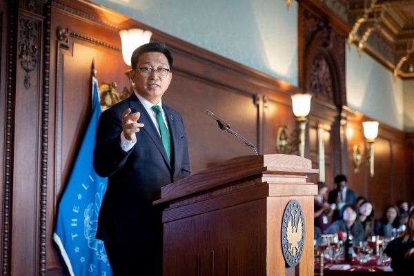 美 연방의회 도서관에서 연설하는 김춘진 한국농수산식품유통공사 사장(2022년 12월6일)