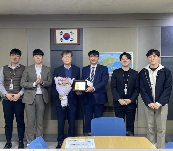 표창패 및 꽃다발 수여식 모습.(이근규 재무관리과장)