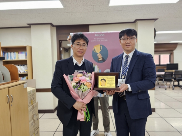 표창패 및 꽃다발 수여식(이상무 기획총괄담당사무관)