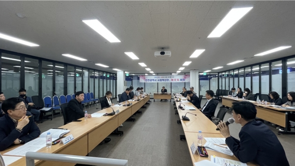 인천시는 시정 자문기구인 '인천시 시정혁신단'은 지난 14일 제12차 전체회의를 개최해 시내버스 준공영제 시행과 관련한 제반 문제점 및 개선방안에 대해 논의하고 외부 전문가 등이 참여하는 토론회 개최를 제안했다.