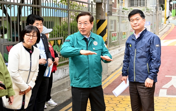 유정복 인천광역시장(중앙)이 17일 남동구 간석초등학교를 찾아 어린이보호구역 교통안전시설을 점검하고 있다.(사진제공=인천시)