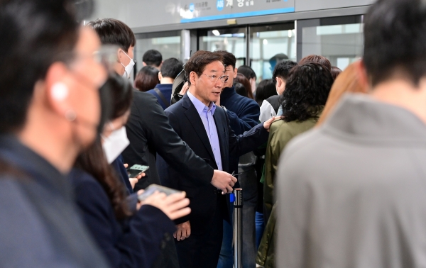 유정복 인천광역시장이 20일 계양역에서 출근시간대 승객 혼잡도 등을 점검하고 있다.