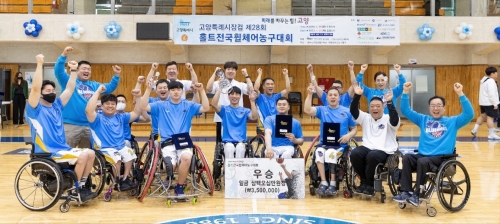 코웨이 블루휠스 휠체어농구단이 홀트전국휠체어농구대회에서 처음으로 우승을 차지했다. 코웨이 블루휠스 선수들과 관계자들이 우승을 기뻐하며 기념촬영을 하고 있다.