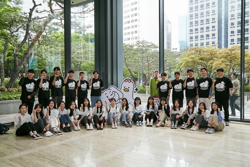 SK이노베이션 신입사원들이 지난 20일 입사 100일 기념촬영을 하고 있다.