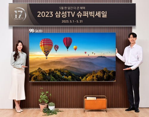 삼성전자 모델이 서울 논현동에 위치한 삼성스토어 청담점에서 '2023 삼성 TV 슈퍼빅세일'을 소개하고 있는 모습.