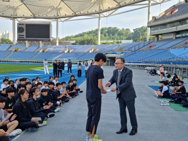 인천시교육청은 10일 김환식 부교육감이 문학경기장 내 육상훈련장을 방문해 제52회 전국소년체육대회 출전을 위해 훈련 중인 학생 선수와 지도자들을 격려했다.