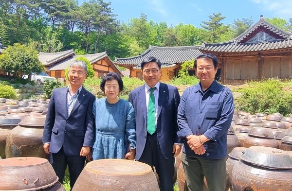 농업회사법인(주)고려전통식품 방문 현장-한국농수산식품유통공사 김춘진 사장(우측2번째), 대한민국 전통식품 명인 제35호 기순도 명인(좌측2번째), 고훈국 농업회사법인(주)고려전통식품 대표(우측1번째)