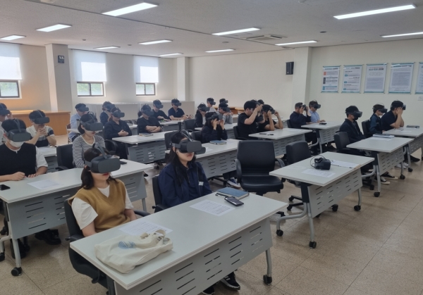 인천환경공단 직원들이 안전보건공단의 '가상현실(VR) 안전교육'을 받고 있다.