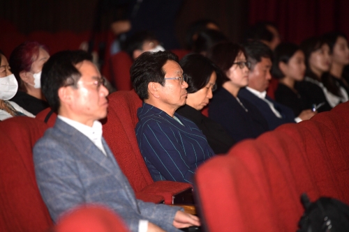 강기정 광주광역시장이 지난 18일 오후 광주극장에서 열린 영화 '송암동' 특별상영회에 참석해 영화를 관람하고 있다