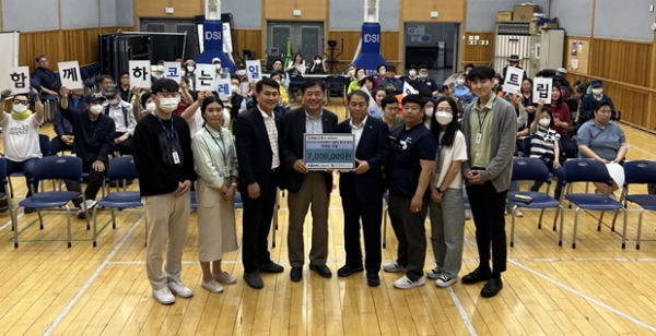 코레일유통이 서울 영등포구 소재 영등포장애인복지관에 휠더트립 사회공헌활동을 위한 후원금 칠백만원을 16일 전달했다. (가장 우측 4번째부터) 이광진 코레일유통 경영관리본부장, 최종환 영등포장애인복지관장, 강재훈 코레일유통 노동조합 위원장.