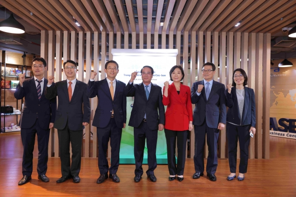 KOTRA가 19일 베트남 KOTRA 하노이무역관에서 첫 탄소중립 지원센터 개소식을 개최했다. (왼쪽부터) 민문기 주베트남한국대사관 상무관, 이종섭 KOTRA 동남아대양주지역본부장, 강감찬 산업통상자원부 무역안보정책관, 떵 테 끄엉 베트남 천연자원환경부 기후변화국장, 오영주 주베트남 대한민국대사, 정외영 KOTRA 혁신성장본부장, 조은정 외교부 기후변화외교과장.