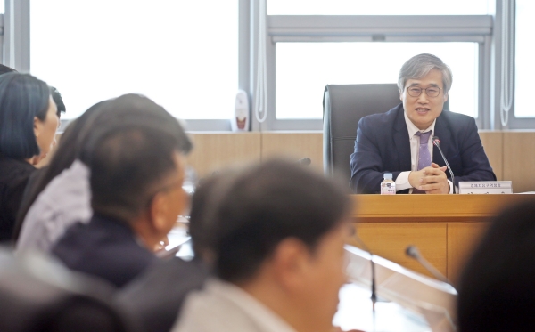 인천경제자유구역청은 지난 5월 18일 '인천경제자유구역(IFEZ) 교통대책 TF' 구성·운영 계획(안)을 수립하고 곧이어 5월 19일에는 IFEZ 교통대책 TF 제1차 회의를 개최했다.(김진용 인천경제청장의 인사말 모습)