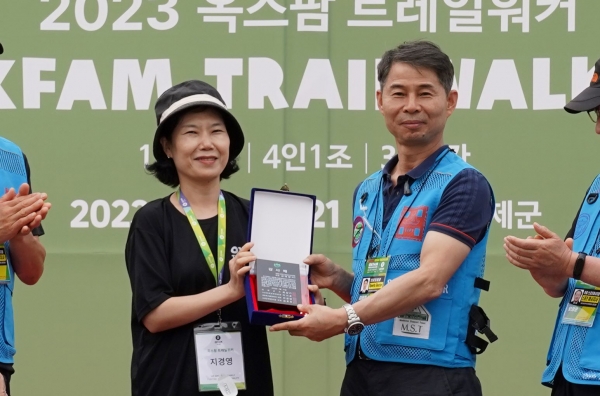 (중앙좌측) 김태영 박사, (우측) 지경영 옥스팜 코리아 대표에게 감사패를 받고 있다.