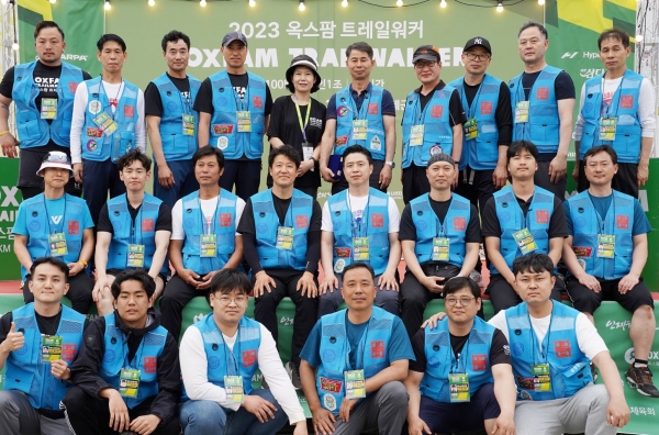 김태영 박사(중앙 좌측)와 지경영 대표(중앙 우측) 및 한국스포츠마사지자격협회 소속 스포츠마사지 전문가들이 단체 기념촬영 모습.
