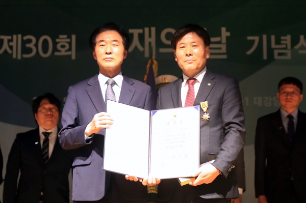 한국가스안전공사(사장 임해종) 곽채식 안전관리이사가 대형 재난·재해에 대한 완벽하고 신속한 대응 및 LPG용기 사용가구 시설개선사업 총괄, 건축물내 가스배관 매립제도 도입에 기여한 공로로 '2023년 국가재난관리 정부포상' 유공자로 선정되어 국민훈장을 수훈했다.