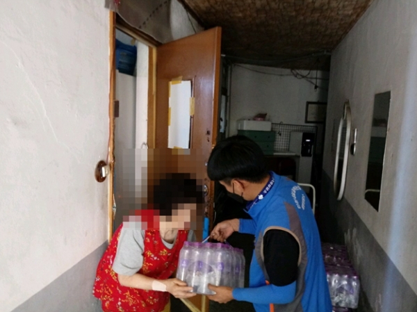공동대응반이 쪽방촌을 방문해 필요 물품을 전달하고 있다.(사진제공=인천시)