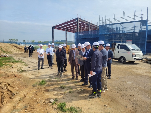 한국가스안전공사(사장 임해종)는 '2023 대한민국 안전대전환 집중안전점검' 기간을 맞아 5월26일 중대재해예방 및 가스안전공사 안전보건경영시스템 현장 작동성 확인을 위해 전북 완주에 위치한 수소용품 검사지원센터 건립공사 현장을 찾아 현장 안전 점검을 실시했다.
