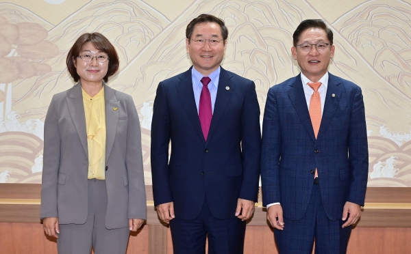 유정복 인천광역시장이 5월 31일 시청 대접견실에서 열린 '2023년 인천시-정의당 정책간담회'에서 참석자들과 기념촬영을 하고 있다. (왼쪽부터) 문영미 인천시당위원장, 유정복 인천시장, 배진교 원내대표