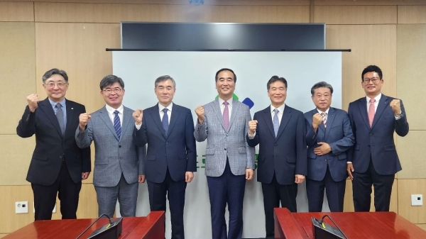 6월 1일 도로교통공단은 강원 원주시 공단 본부에서 상임이사 및 TBN 한국교통방송 사장 임용식을 개최 후, 이주민 도로교통공단 이사장(가운데)과 상임이사(교통안전본부장, 운전면허본부장) 2명, TBN 한국교통방송 신임 사장(지방방송본부 사장) 4명이 기념 촬영을 하고 있다. (사진제공=도로교통공단)