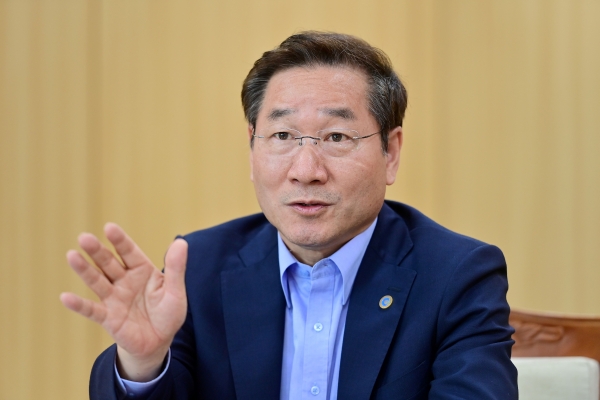 유정복 인천광역시장이 5월 31일 시청 접견실에서 '2023년 안전대전환 집중안전점검' 인터뷰를 하고 있다.