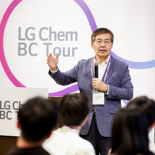 신학철 LG화학 부회장이 일본 인터컨티넨털 도쿄 베이 호텔에서 열린 글로벌 인재 채용 행사 'BC투어'를 주관하며 환영사를 하고 있다.