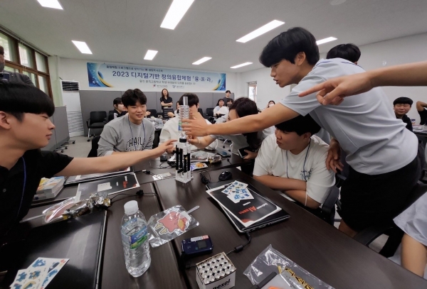 경기도교육청(임태희 교육감)이 새로운 상상과 도전으로 현재의 틀을 뛰어넘는 체험학습 지원을 위해 디지털 기반 창의융합체험 협력대학 11곳에서 시범프로그램을 운영한다.
