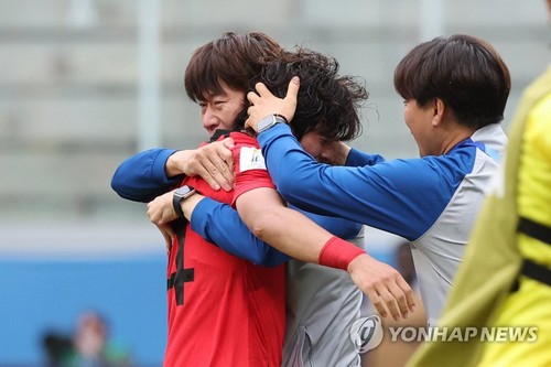 김은중 감독이 4일(현지시간) 아르헨티나 산티아고 델 에스테로 스타디움에서 열린 국제축구연맹(FIFA) 20세 이하(U-20) 월드컵 8강전 한국과 나이지리아 전 연장 전반에 선제골을 넣은 최석현을 안아주고 있다.