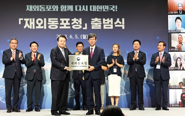 윤석열 대통령이 5일 부영송도타워에서 열린 재외동포청 출범식에서 이기철 초대 재외동포청장에게 현판을 전달하고 있다.(사진제공=인천시)