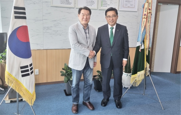 전북대학교 신영철 명예교수 면담 모습-한국농수산식품유통공사 김춘진 사장(우측), 전북대학교 신영철 명예교수(좌측)