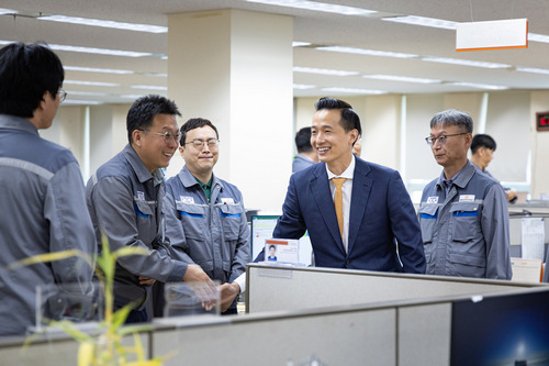 김동관 부회장이 한화오션 거제사업장에 방문해 직원들과 인사를 나누고 있다.
