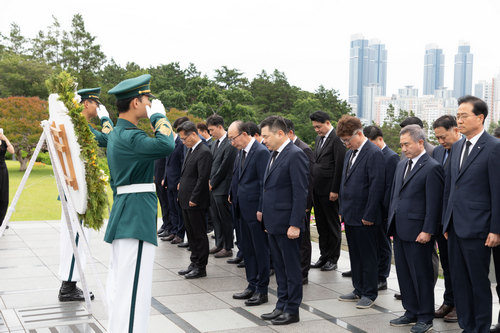 구본상 LIG회장과 LIG넥스원 임원진들이 유엔군 전몰 장병들이 잠들어 있는 'UN 기념공원 묘역'을 찾아 헌화하고 묵념을 하고 있다.