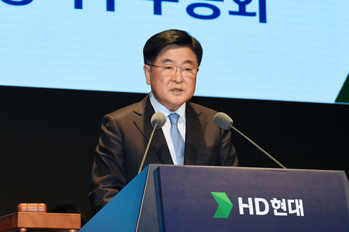 권오갑 회장이 지난 3월 열린 HD현대 제6기 정기 주주총회에서 의안을 설명하고 있다.