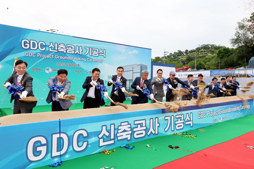 정원주 대우건설 회장(왼쪽에서 다섯 번째) 등 GDC 신축공사 기공식 참석자들이 시삽을 하고 있다.