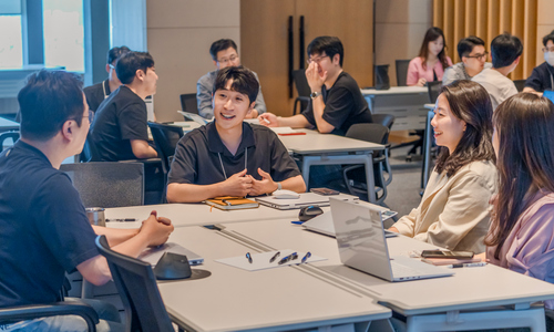 LG화학 임직원들이 '제1회 커리어 위크(Career Week)' 경력개발 워크숍에 참석해 개인 경력개발 방안에 대해 논의하고 있다.