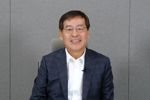 신학철 LG화학 부회장이 '제1회 커리어 위크(Career Week)'에서 임직원을 대상으로 커리어 코칭 특강을 진행하고 있다.