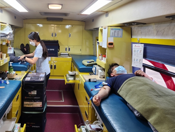 평택항 마린센터 주차장 내 헌혈버스에서 마린센터 입주기업 임직원이 헌혈을 하고 있다.(사진제공=경기평택항만공사)