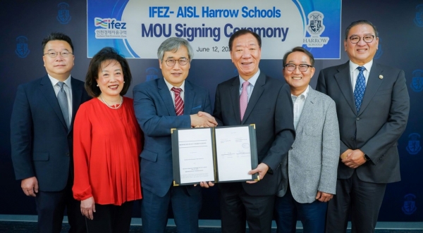 양해각서 체결 모습.(왼쪽부터) 김중백 IFEZ정책특보, 로자나 웡 AISL회장, 김진용 인천경제청장, 에릭 르엉 해로우 스쿨 대표, 김종환 IFEZ투자유치본부장, 대니얼 추 설립자