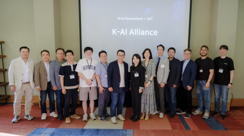 유영상 SKT 사장(왼쪽부터 일곱번째)이 지난 16일(현지시간) 미국 실리콘밸리에서 개최한 'K-AI 얼라이언스 유나이트' 행사를 끝내고 파트너사 CEO들과 기념 촬영을 하는 모습.