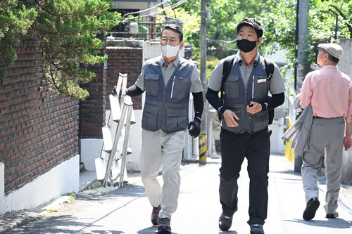 여름 서비스 성수기를 앞두고 서비스 현장 점검에 나선 조주완 LG전자 사장(왼쪽)이 지난 16일 고객 출장 서비스를 위해 고객의 집으로 향하고 있다.